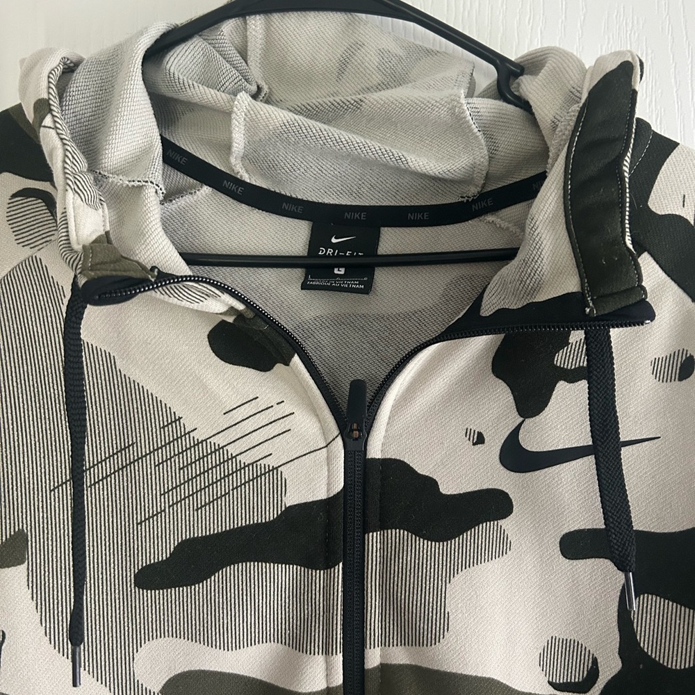 Men’s Large NWOT zip up Nike Camo hoodie